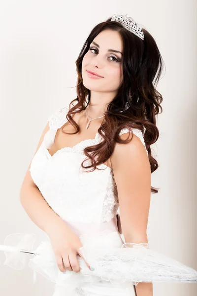 Close-up retrato de noiva bonita jovem em um vestido de noiva com uma maquiagem de casamento e penteado. menina segurando guarda-chuva branco — Fotografia de Stock