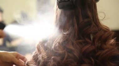 zamanında bir güzellik salonu. Genç kadın bir Güzellik Salonu, Kuaför güzel model saç modeli yapmak