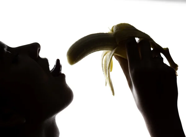 Zbliżenie: Młodzi zdumiony kobietę banana, ona ma zamiar zjeść banana. ona ssie banana — Zdjęcie stockowe