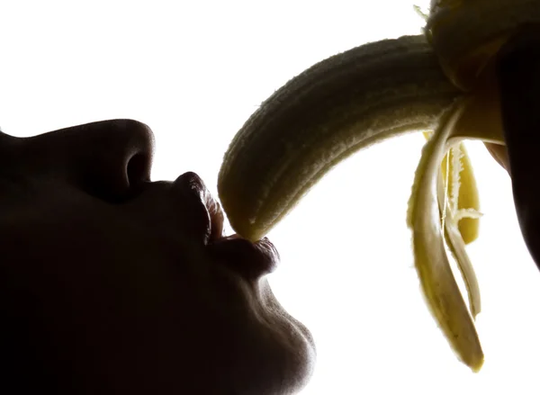 Primo piano di Giovane donna stupita che tiene una banana, sta per mangiare una banana. succhia una banana — Foto Stock