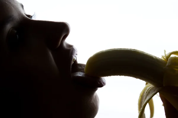 Zbliżenie: Młodzi zdumiony kobietę banana, ona ma zamiar zjeść banana. ona ssie banana — Zdjęcie stockowe