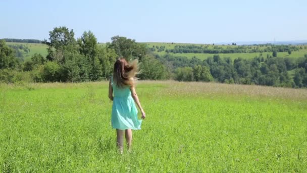 Jovem menina bonita correndo no campo verde — Vídeo de Stock