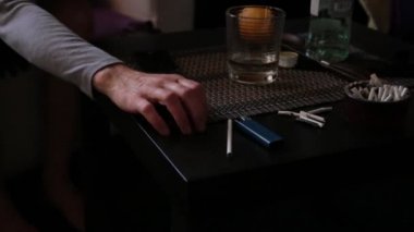 üzgün yalnız kadın karanlıkta alkol içiyor. Cam keskin odaklama. kadın alkolizm, depresyon ve duygusal istikrarsızlık. sosyal gerginlikler