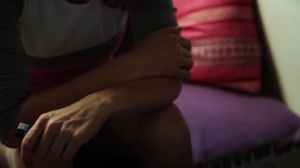 Drugsverslaving onder tieners. triest eenzame vrouw met spuit. depressie en emotionele instabiliteit. sociale spanningen — Stockvideo