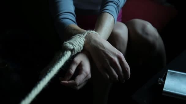 Депрессия и эмоциональная нестабильность. социальная напряженность. грустная одинокая женщина со связанными руками. принудительное удержание людей, похищение — стоковое видео