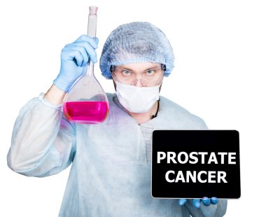 tıp kavramında teknoloji, internet ve ağ. Doktor cerrahi üniforma, prostat kanseri işareti ile şişe ve dijital tablet pc tutan. Beyaz üzerine izole.