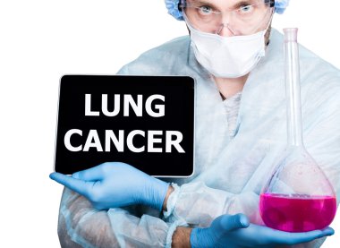 tıp kavramı nda internet teknolojisi ve ağ. Doktor cerrahi üniforma, akciğer kanseri işareti ile pembe şişe ve dijital tablet pc tutan. Beyaz üzerine izole