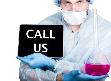 tıp kavramı nda internet teknolojisi ve ağ. Doktor cerrahi üniforma, elinde pembe şişe ve dijital tablet pc ile bizi arayın işareti. Beyaz üzerine izole