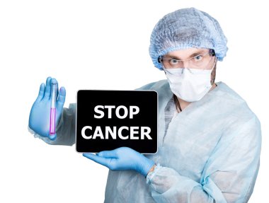 Doktor cerrahi üniforma, stop kanser işareti ile test tüpü ve dijital tablet pc tutan. tıp kavramı nda internet teknolojisi ve ağ. Beyaz üzerine izole