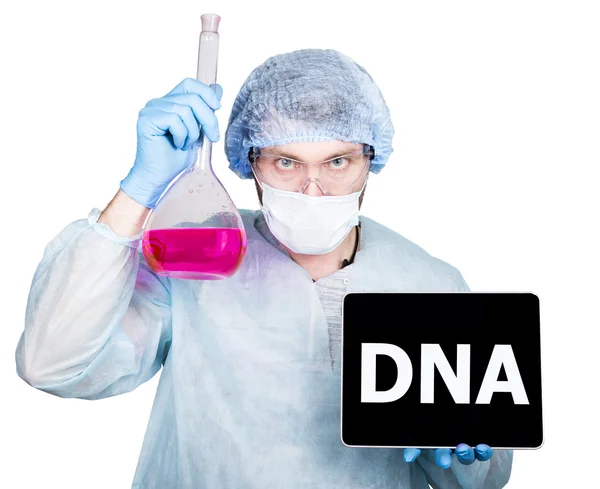 外科的なユニフォームの医者は、DNAサインが付いているフラスコおよびデジタルタブレットPCを握る。医療の概念における技術、インターネット、ネットワーキング。白で隔離. — ストック写真