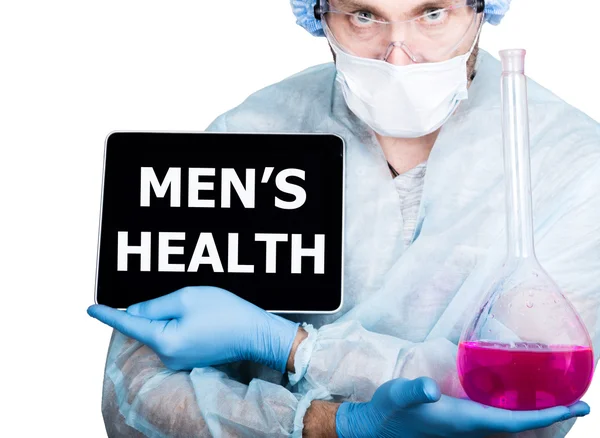 Доктор у хірургічній формі, тримає рожеву колбу та цифровий планшетний ПК зі знаком здоров'я чоловіка. інтернет-технології та мережі в медичній концепції. Ізольовані на білому — стокове фото