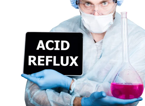 Doktor i kirurgisk Uniform, innehar rosa kolv och digital Tablet PC med Acid Reflux tecken. Internet teknik och nätverkande i medicin konceptet. Isolerad på vitt — Stockfoto
