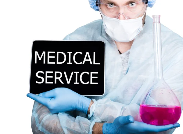 Доктор у хірургічній формі, тримає рожеву колбу та цифровий планшетний ПК зі знаком медичного обслуговування. інтернет-технології та мережі в медичній концепції. Ізольовані на білому — стокове фото