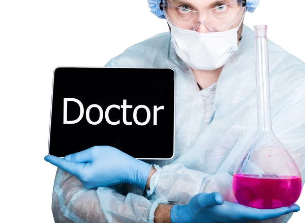 Διαδικτυακή τεχνολογία και τη δικτύωση στην έννοια της ιατρικής. Γιατρός με χειρουργική στολή, κρατώντας ροζ φιάλη και ψηφιακό Tablet PC με σήμα γιατρού. Απομονωμένος σε λευκό — Φωτογραφία Αρχείου