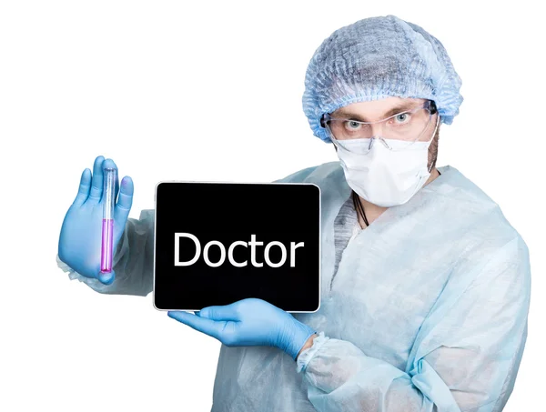 Arzt in chirurgischer Uniform, Reagenzglas und digitalem Tablet-PC mit Doktorzeichen in der Hand. Internettechnologie und Vernetzung in der Medizin. isoliert auf weiß — Stockfoto