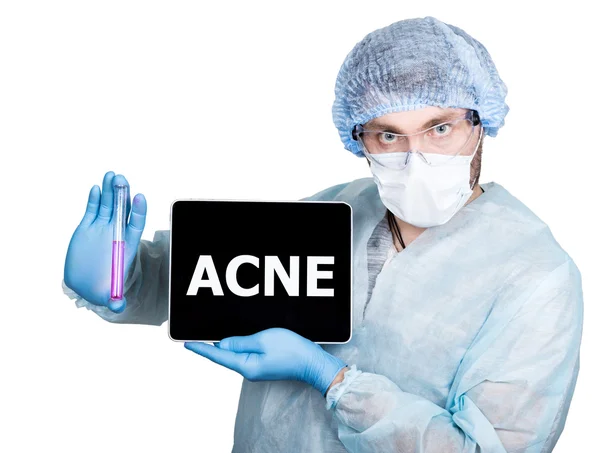Лікар в хірургічній формі, тримає пробірку і цифровий планшетний ПК зі знаком акне. інтернет-технології та мережі в медичній концепції. Ізольовані на білому — стокове фото