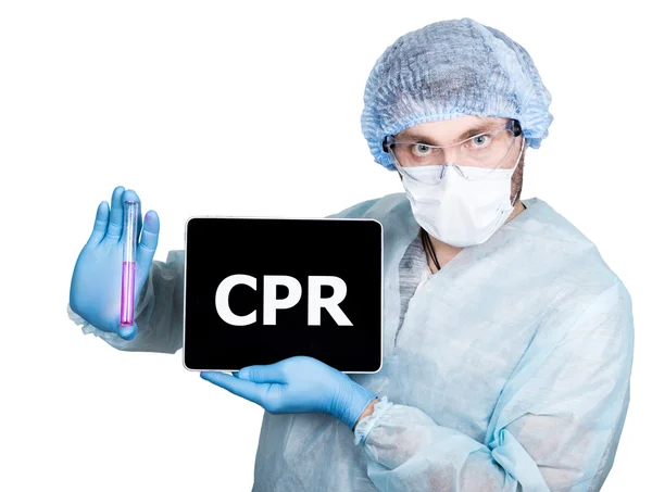 Γιατρός με χειρουργική στολή, κρατώντας δοκιμαστικό σωλήνα και ψηφιακό Tablet PC με σήμα ΚΑΡΠΑ. διαδικτυακή τεχνολογία και τη δικτύωση στην έννοια της ιατρικής. Απομονωμένος σε λευκό — Φωτογραφία Αρχείου