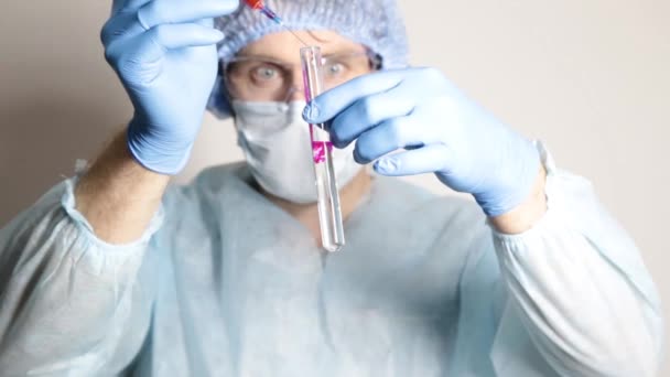 Scientist doctor in medical uniform, holding flask and watching the progress of experiment — Stock Video