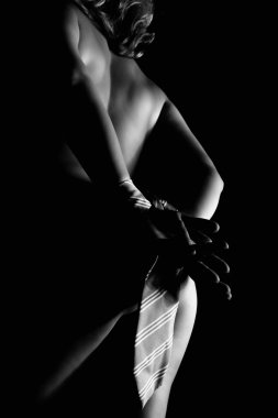 Çıplak kız elleri kolları bağlı kravat. Genç kadının ellerine esaret