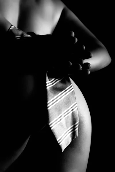 Ragazza nuda mani legate cravatta. Schiavitù su mani di giovane donna — Foto Stock
