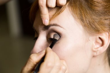 kalıcı makyaj makyaj sanatçısı uygulayarak genç güzel gelin yakın çekim