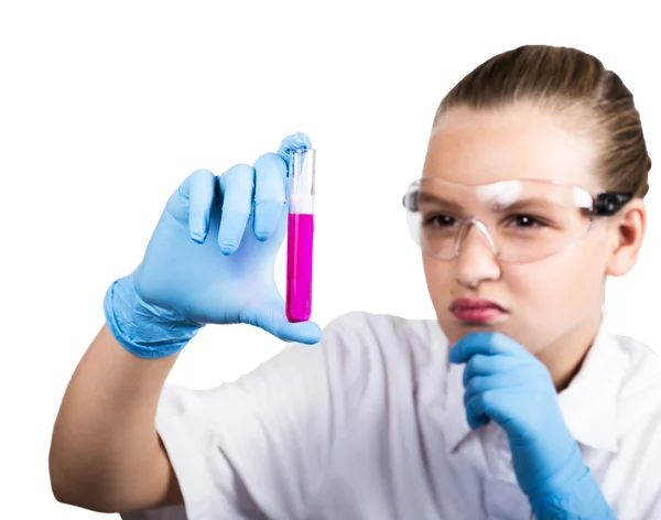 Studentessa attenta che conduce un esperimento di chimica a lezione di scienze elementari — Foto Stock