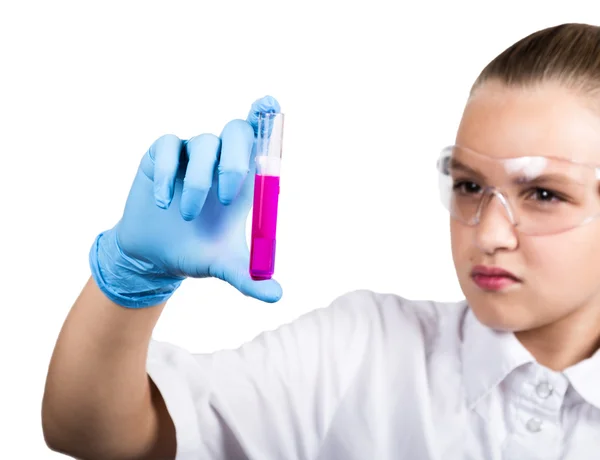 Увага школярка проводить хімічний експеримент на уроці початкової науки — стокове фото