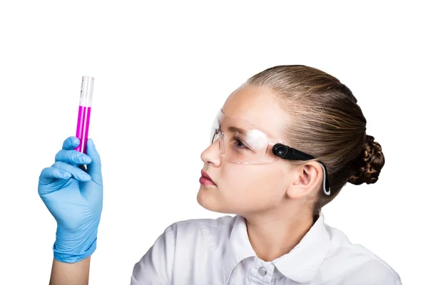 Увага школярка проводить хімічний експеримент на уроці початкової науки — стокове фото