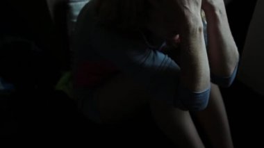 gençler arasında uyuşturucu bağımlılığı. şırınga ile üzgün yalnız kadın. depresyon ve duygusal dengesizlik. Sosyal gerilimler