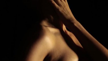 kendi boyun sevecen karanlık bir arka plan üzerinde yakın çekim güzel kadın