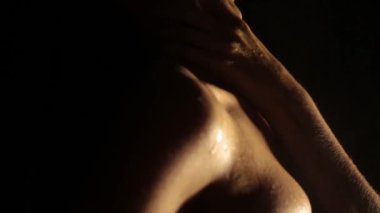 kendi boyun sevecen karanlık bir arka plan üzerinde yakın çekim güzel kadın