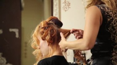 zamanında bir güzellik salonu. Genç kadın bir Güzellik Salonu, Kuaför saç modeli ile yapmak için güzel model bukleler.
