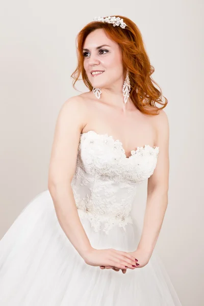 赤髪の花嫁ウェディング ドレス、明るい異常な外観。美しい結婚式のヘアスタイルとメイク — ストック写真