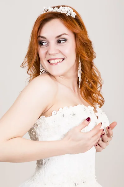 Pengantin berambut merah dengan gaun pengantin, penampilan yang tidak biasa. Indah gaya rambut pernikahan dan riasan cerah — Stok Foto