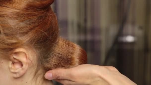 Час у салоні краси. Молода жінка в салоні краси, перукар робить зачіску з завитками до красивої моделі — стокове відео