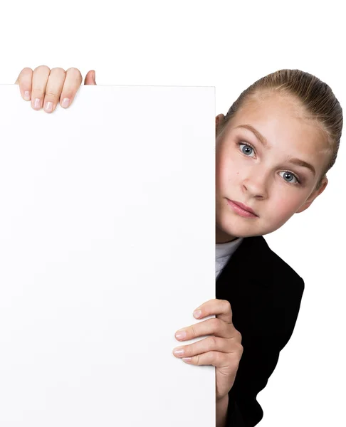 Pequena mulher de negócios em pé atrás e inclinando-se em um cartaz branco em branco ou cartaz, expressa diferente — Fotografia de Stock