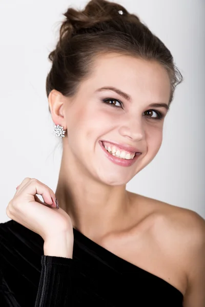 Close-up retrato de uma mulher bonita sexy em pouco vestido de moda preta, sorrindo — Fotografia de Stock