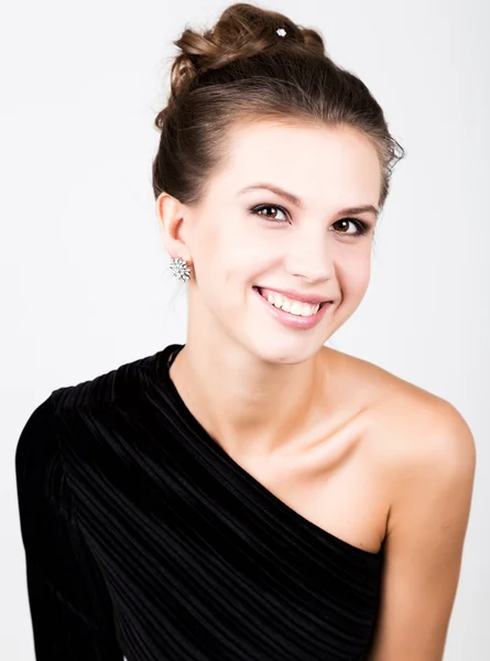 Close-up foto de moda de jovem senhora em vestido preto elegante, mulher brincalhão sorrindo — Fotografia de Stock