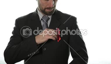 AIDS konusunda. Kırmızı AIDS bilinçlendirme şerit holding adam eller Close-Up.