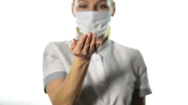 Κοντινό πλαίσιο της γυναικείας γιατρού τα χέρια είναι σκούρα μπλε κορδέλα για την υποστήριξη της καταπολέμησης της φυματίωσης, της σεξουαλικής δουλείας και της εμπορίας ανθρώπων. υγειονομική περίθαλψη και ιατρική έννοια. — Αρχείο Βίντεο