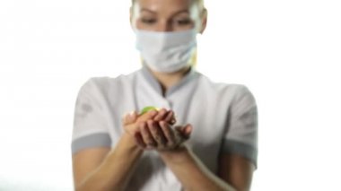 Kadın doktor Close-Up holding sarı şerit eller. İntihar, endometriozis, kemik kanseri, sarkom, karaciğer kanseri bilinçlendirme. Sağlık ve tıp kavramı