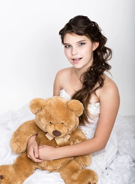 Κοντινό-up πορτρέτο του σγουρά κορίτσι κρατώντας ένα αρκουδάκι — Φωτογραφία Αρχείου