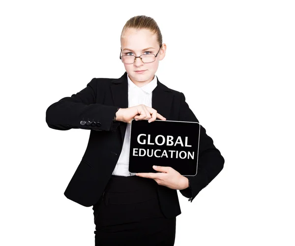 Hermosa chica de la escuela en un traje de negocios sostiene una tableta de PC en sus manos y mirando a la cámara, en una tableta de PC inscripción educación global —  Fotos de Stock