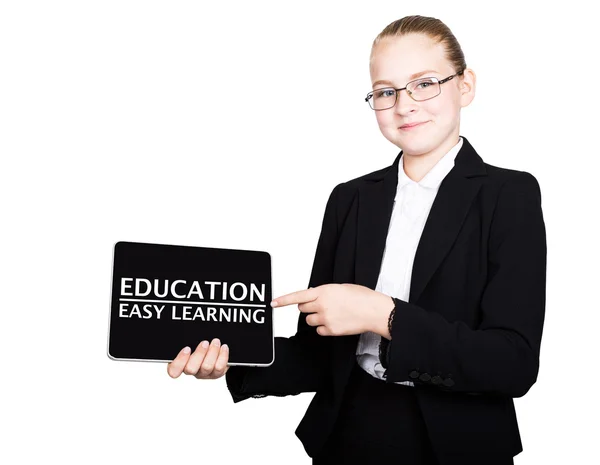 Colegiala en un traje de negocios tiene una tableta de PC en sus manos con la inscripción educación fácil aprendizaje —  Fotos de Stock