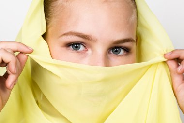 Sarı bir hijab giyen yakın çekim güzel gizemli gözleri Doğu kadın