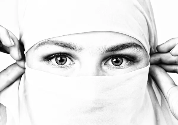 Крупним планом красиві загадкові очі східна жінка в хіджабі, чорно-білий — стокове фото