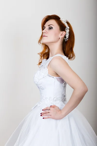 赤髪の花嫁ウェディング ドレス、明るい異常な外観。美しいヘアスタイルとプロのメイクアップ — ストック写真