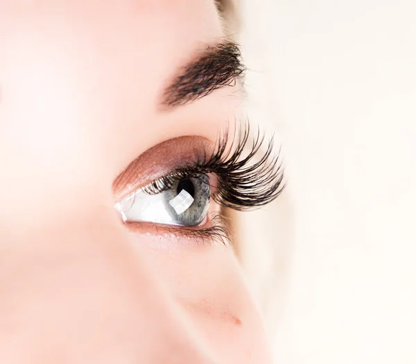 Beautiful young girl eyelash extension. Woman eye with long eyelashes. Beauty salon concept — Stock Photo, Image