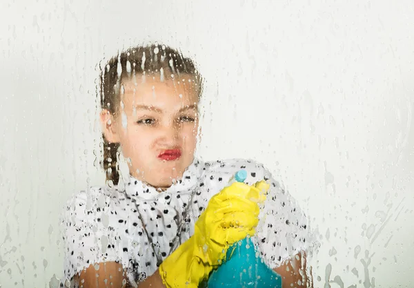 A dona de casa sorridente lavou a janela com um pano e detergente. Vidro grande em espuma. Conceito de trabalho doméstico . — Fotografia de Stock