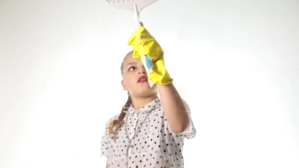 Glimlachend kleine huisvrouw gewassen het raam met een spray, doek en wasmiddel. Groot glas in schuim. Huiswerk concept. — Stockvideo